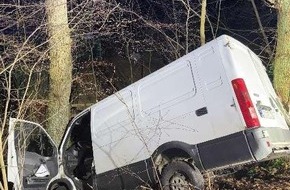 Polizeiinspektion Stade: POL-STD: Mit Transporter erst auf LKW aufgefahren und dann gegen Baum geprallt