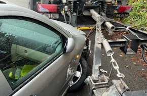 Polizei Hagen: POL-HA: Autofahrer verliert Kontrolle und fährt gegen geparkten LKW
