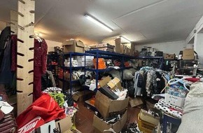 Polizeiinspektion Cuxhaven: POL-CUX: Nach Verkehrskontrolle vom Montag in Hechthausen - Vielzahl von Plagiaten und F&auml;lschungen in einem kontrollierten Transporter und einem Gesch&auml;ft in Hemmoor sichergestellt (Foto im Anhang)