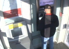 POL-HI: Öffentlichkeitsfahndung mit Täterbild - erst Portemonnaies gestohlen, dann Geld abgehoben - Polizei sucht nach unbekanntem Computerbetrüger