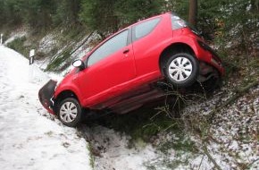 Polizeiinspektion Hameln-Pyrmont/Holzminden: POL-HOL: Der Winter ist noch lange nicht vorbei: Wieder Glätteunfall zwischen Holzminden und Fohlenplacken  - 24jährige Fahrerin leicht verletzt -