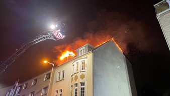 Feuerwehr Oberhausen: FW-OB: Parallele Brandereignisse beschäftigen Oberhausener Feuerwehr in den frühen Morgenstunden Zwei leichtverletzte Personen bei Dachstuhl- und Kellerbrand