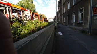 Feuerwehr Wetter (Ruhr): FW-EN: Wetter - brennende Mülltonnen hinter dem Haus