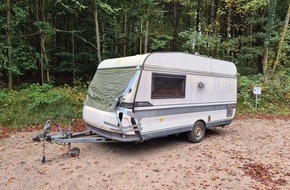 Polizeidirektion Kiel: POL-KI: 251022.2 Nehmten: Unbekannte entsorgen Wohnwagen im Ruheforst