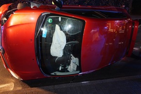 FW Ratingen: Verkehrsunfall mit 2 Verletzten - Fahrzeug liegt auf der Seite - bebildert