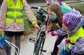 Polizeiinspektion Heidekreis: POL-HK: Soltau: Polizei kontrolliert an Grundschulen: Schüler verteilen saure Bonbons (Fotos anbei)