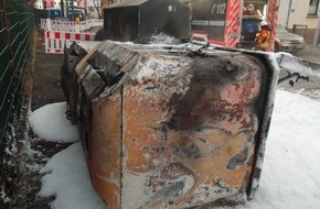 Polizei Braunschweig: POL-BS: Zwei Container geraten in Brand - Zeugen gesucht
