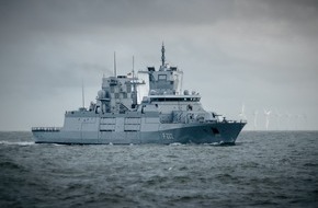 Presse- und Informationszentrum Marine: Feierliche Verleihung der Truppenfahnen an die Fregatten der Klasse F125