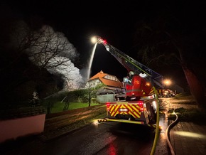 KFV Bodenseekreis: Großbrand in Neufrach - Feuerwehr verhindert Übergreifen auf Wohnhaus