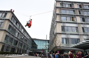 Feuerwehren des Landkreises Ravensburg: LRA-Ravensburg: Nikolaus seilt sich am Krankenhaus ab