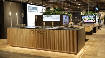 XXXLutz er&ouml;ffnet sein neues M&ouml;belhaus der Extraklasse in Rangsdorf: Die Brandenburg-Premiere geht mit Kunden, prominenten G&auml;sten und einem einzigartigen Event &uuml;ber die B&uuml;hne