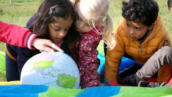 FRÖBEL-Gruppe: FRÖBEL gibt Jahresmotto 2020-2022 bekannt: "Die Welt gehört in Kinderhände"