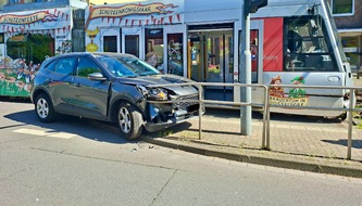 Feuerwehr Ratingen: FW Ratingen: Verkehrsunfall zwischen Stra&szlig;enbahn und PKW