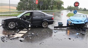 Kreispolizeibehörde Höxter: POL-HX: Verkehrsbehinderungen nach Unfall auf der B252 bei Warburg an der A44-Auffahrt