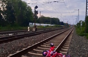 Bundespolizeidirektion Sankt Augustin: BPOL NRW: Kinderdreirad auf Gleise gelegt - Bundespolizei ermittelt und warnt vor Gefahren