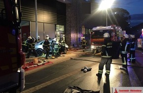 Feuerwehr Plettenberg: FW-PL: OT-Stadtmitte. PKW kollidiert mit Stützpfeiler eines Einkaufsmarktes. Drei Verletzte. Fahrer wird eingeklemmt.