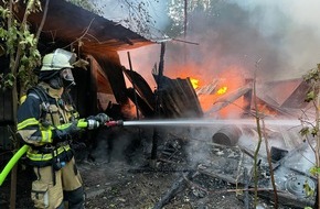 Feuerwehr Essen: FW-E: Baracken auf einer Fläche von rund 200 Quadratmetern gehen in Flammen auf