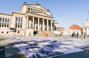Handicap International e.V.: 90 Opfer zeigten ihr Gesicht - erschütternde Streetart-Aktion in Berlin
