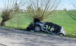 Kreispolizeibehörde Herford: POL-HF: Verkehrsunfall mit verletzten Fahrer- Opel schleudert aus der Kurve