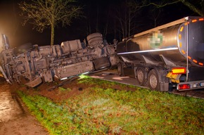 FW-RD: Milchlaster fährt gegen Baum - L128 zwischen Gokels und Seefeld vollgesperrt