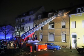 FW LK Neunkirchen: Feuerwehr rettet fünf Menschen aus brennendem Mehrparteienhaus