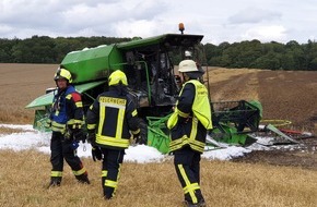 Kreisfeuerwehrverband Rendsburg-Eckernförde: FW-RD: Mähdrescherbrand mit anschließendem Flächenbrand (Negenharrie, OT Ovendorf), Kreis Rendsburg-Eckernförde