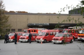 Feuerwehr Essen: FW-E: Übung der Feuerwehr-Bereitschaft 2 des Regierungsbezirkes Düseldorf in Essen-Kupferdreh