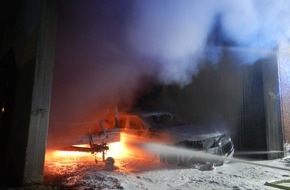 Feuerwehr Ahlen: FW-WAF: PKW und Wohnwagen brannten unter einer Remise