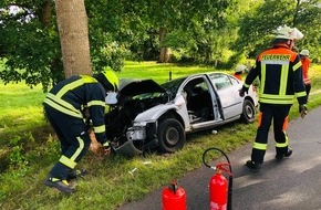 Kreisfeuerwehr Rotenburg (Wümme): FW-ROW: Ford Mondeo prallt gegen Baum und Fahrerin wird eingeklemmt.
