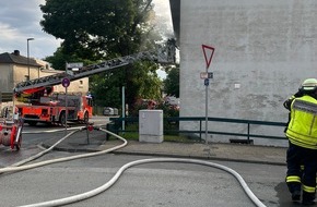 Feuerwehr Remscheid: FW-RS: Zimmerbrand in Mehrfamilienhaus - Zwei Personen verletzt.