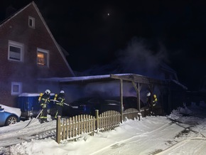 FW-AUR: Feuer an Carport greift auf Elektroautos &uuml;ber