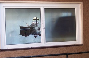 Polizeiinspektion Hameln-Pyrmont/Holzminden: POL-HOL: Holzminden - Turnhalle an der Paulikirche: Einbrecher verletzte sich beim Einstieg - 2.000,-- EUR Sachschaden - kaum Beute -