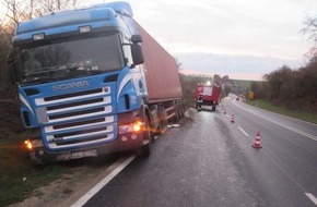Polizeipräsidium Trier: POL-PPTR: Lkw auf B 51 von der Fahrbahn abgekommen - Unfallzeugen gesucht