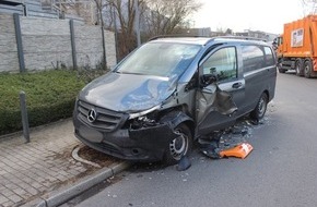 Polizei Mettmann: POL-ME: Zusammenstoß mit Müllwagen - Mercedes Benz Vito stark beschädigt - Velbert - 2103007