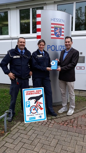 Polizeipräsidium Mittelhessen - Pressestelle Wetterau: POL-WE: Spenden aus Fahrradcodierung für den guten Zweck