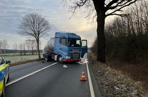 Polizeiinspektion Nienburg / Schaumburg: POL-NI: Drei Leichtverletzte nach Zusammenstoß mit Sattelzug / Vollsperrung der B 6 / Zeugen gesucht