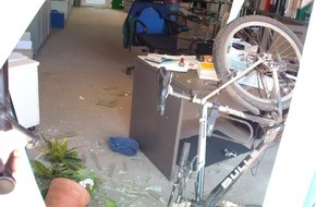 Polizeiinspektion Hameln-Pyrmont/Holzminden: POL-HOL: Spektakulärer Unfall mit Radfahrer: Mountainbikefahrer durchschlägt Schaufensterscheibe und landet im Büro - 22jähriger mit Verletzungen ins Krankenhaus -