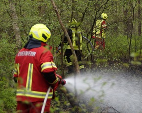 FW Celle: Waldbrand in Westercelle - L&ouml;scharbeiten werden aus der Luft unterst&uuml;tzt!