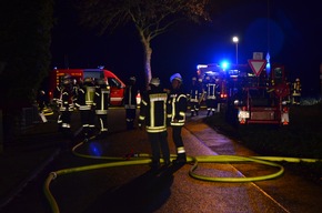 POL-STD: Reetdachgebäude in Buxtehude-Daensen ausgebrannt - Polizei sucht Zeugen