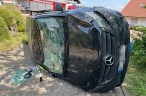 Polizeipräsidium Westpfalz: POL-PPWP: Mit Lieferwagen rund zwei Meter tief gestürzt