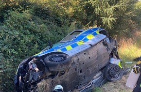 Kreispolizeibehörde Höxter: POL-HX: Streifenwagen verunglückt bei Trainingsfahrt - drei Personen leicht verletzt