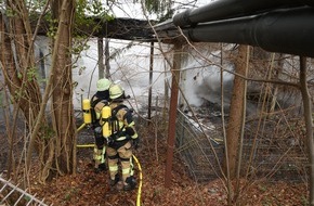 Feuerwehr Essen: FW-E: Langwieriger Brandeinsatz in leerstehendem Schulgeb&auml;ude - Feuerwehr bis in die Nacht im Einsatz
