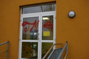 POL-HM: Presseinfo der Polizei Bad Pyrmont - Graffiti-Schmierereien an Grundschule und Küchenstudio