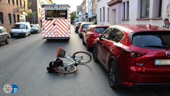 Polizeipräsidium Oberhausen: POL-OB: "Dooring"-Unfall: 58-Jährige nach Kollision mit Pkw-Tür verletzt