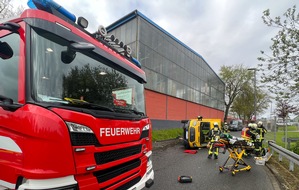 Feuerwehr Bochum: FW-BO: Verkehrsunfall in Bochum Weitmar - Feuerwehr befreit Fahrer aus umgestürztem Transporter