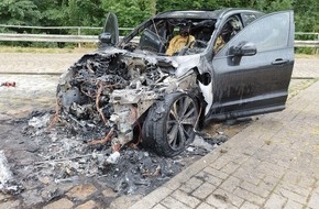 Polizeiinspektion Hildesheim: POL-HI: PKW Brand auf dem Autobahnparkplatz An der Alpe