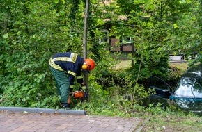 Feuerwehr Flotwedel: FW Flotwedel: PKW landet im Mühlengraben - Zwei Personen in Fahrzeug eingeschlossen