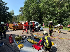 FW-AUR: Feuerwehr und Rettungsdienst trainieren komplexe Unfallszenarien