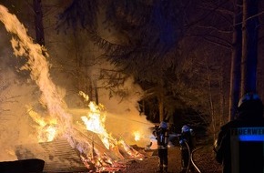 Kreisfeuerwehr Rotenburg (W&uuml;mme): FW-ROW: Feuerschein im Wald best&auml;tigt - Feuerwehren im Folgeeinsatz