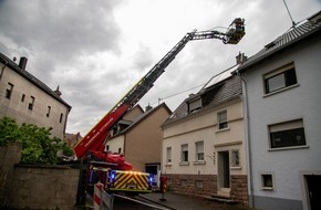 Kreisfeuerwehrverband Neunkirchen: FW LK Neunkirchen: Gewitter über Neunkirchen - Blitz sprengt Kamin und Windböe bläst Verkaufsbude um